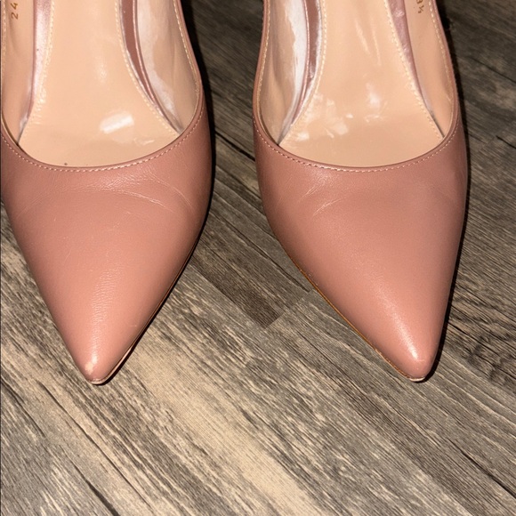Gianvito Rossi
Gianvito 85mm pumps size 8.5 woman’s
Made in Italy - Picture 6 of 12